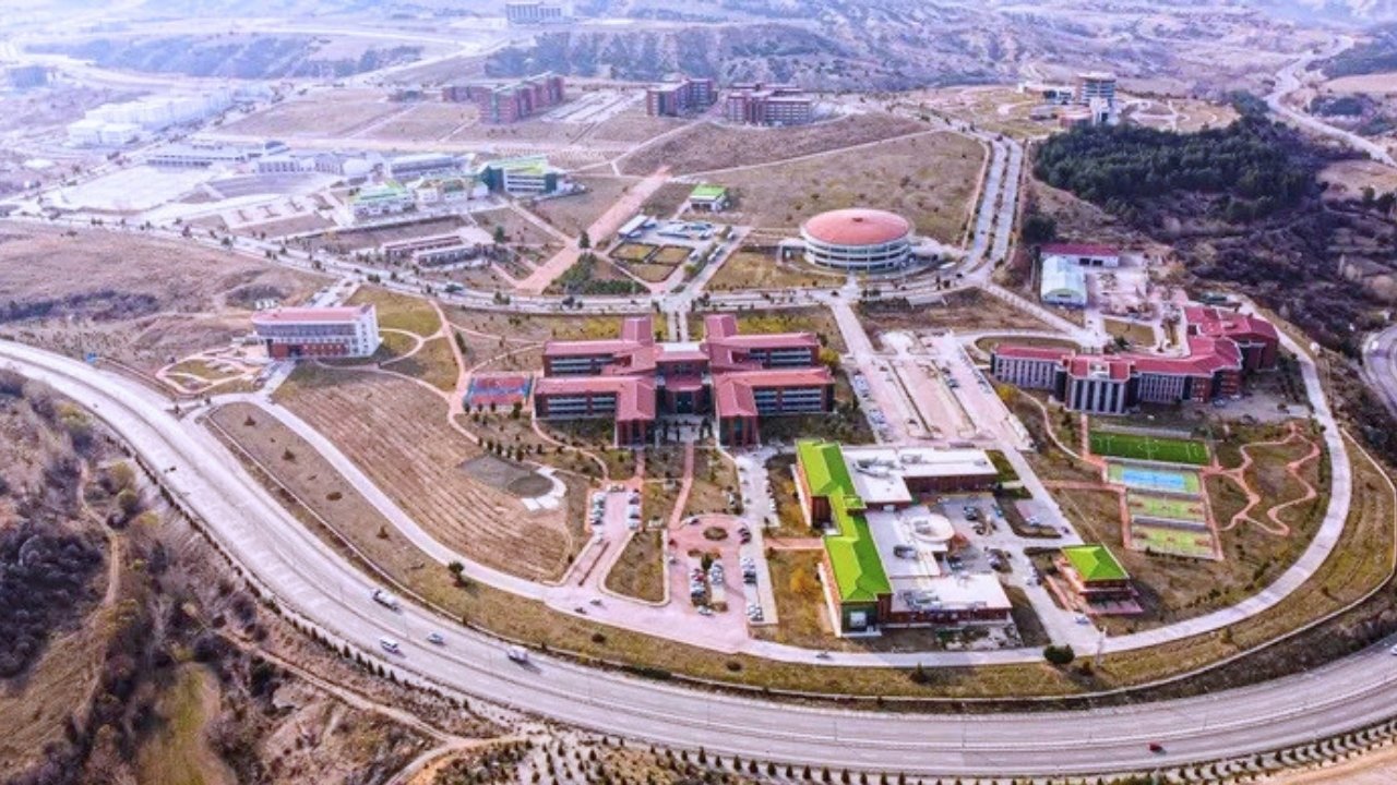 Öğrencisini taciz eden hoca meslekten atıldı