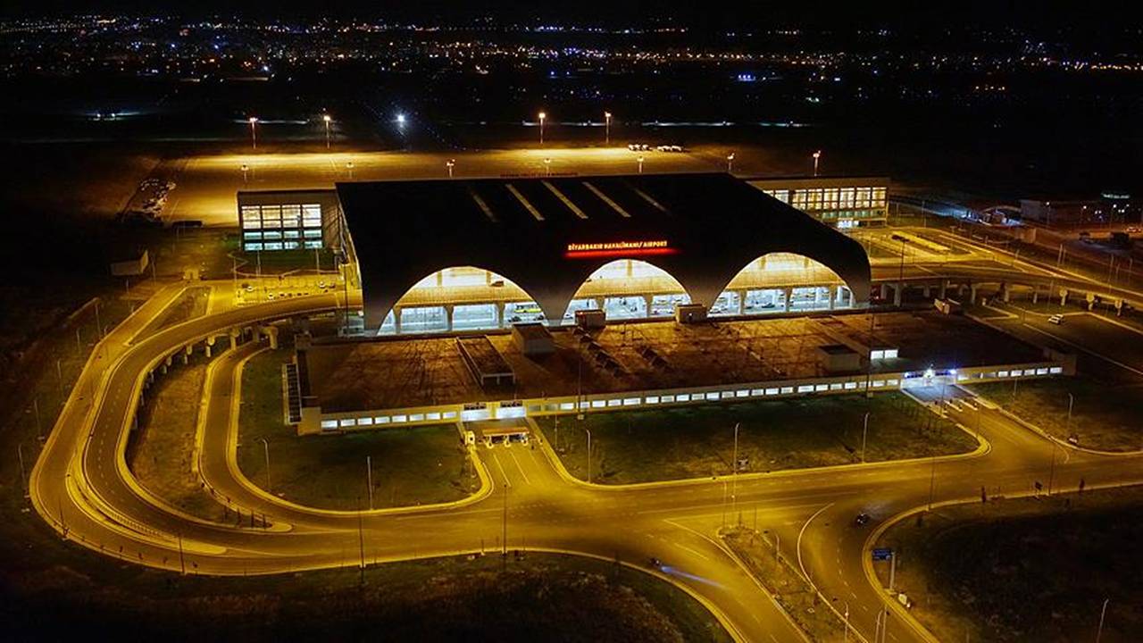 Diyarbakır-İstanbul uçağı yangın ikazı üzerine geri döndü