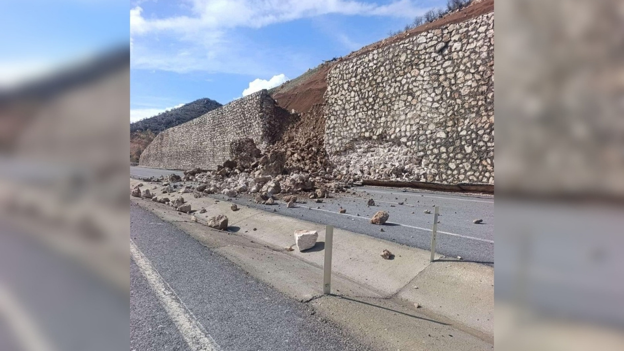 Diyarbakır yolundaki istinat duvarı çöktü
