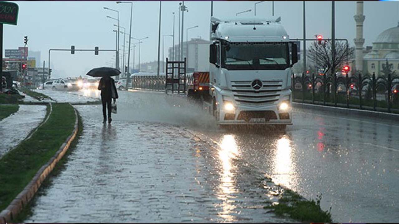 Diyarbakır’ı sel vurdu: Yollar kapandı, eğitime ara verildi