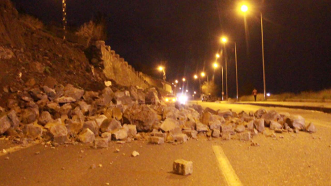 Diyarbakır’da istinat duvarı çöktü, karayolu kapandı