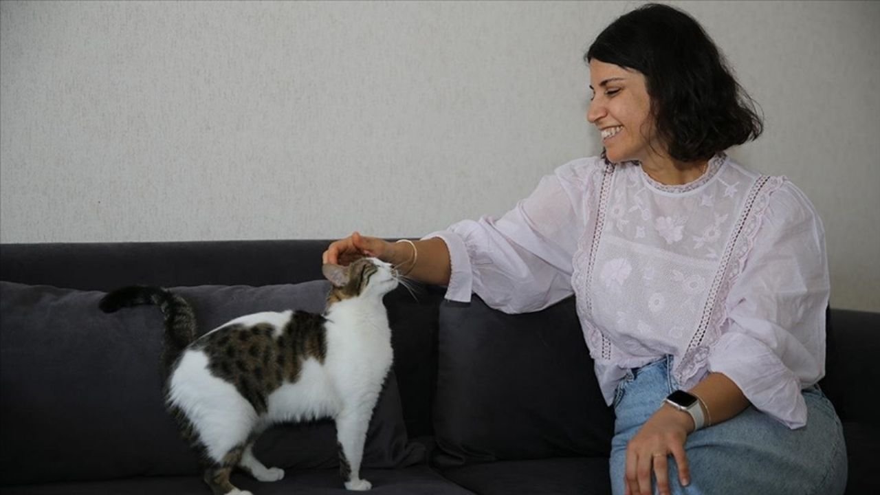 Öğretmen Zeynep 3 evladı dışında 3'ü engelli 8 cana daha bakıyor