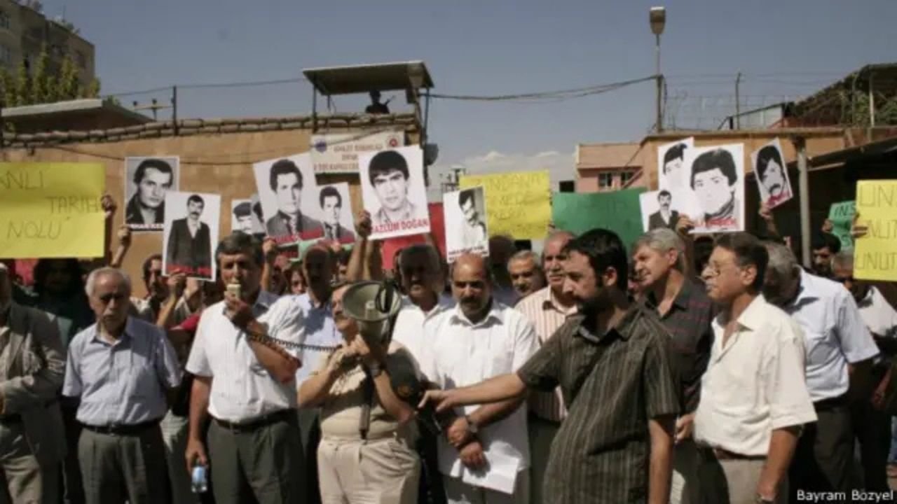 İşkence mağdurları Diyarbakır Cezaevi’nin önünden seslendi