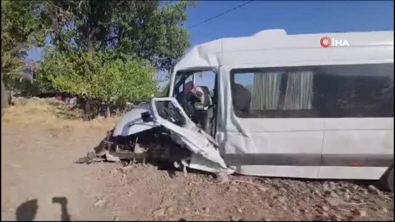 Çermik-Diyarbakır seferini yapan minibüs kaza yaptı: 20 yaralı