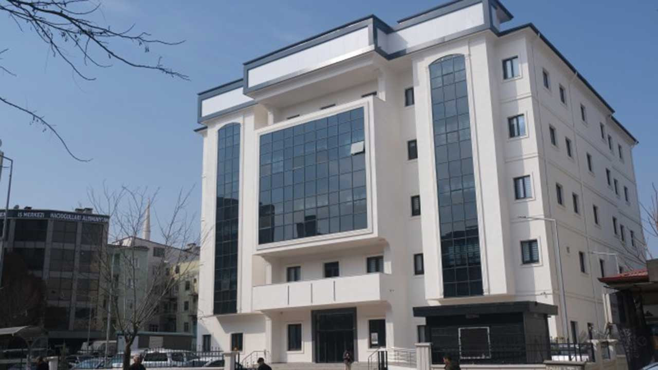 Türkçe tabela Kürtçe’ye kurban edildi: Belediye binası tabelasız kaldı!