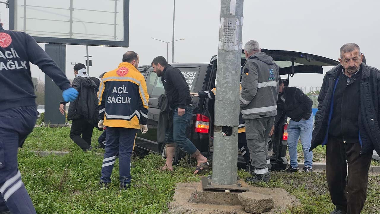 Diyarbakır'da transporter ile minibüs çarpıştı: 4 yaralı