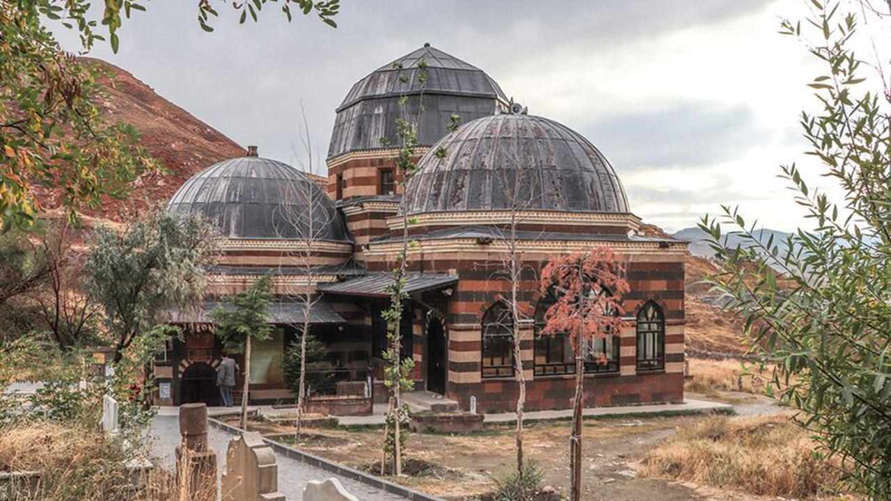 Eşbaşkan adayları Ehmedê Xanî türbesinden Kürtçe için söz verdi
