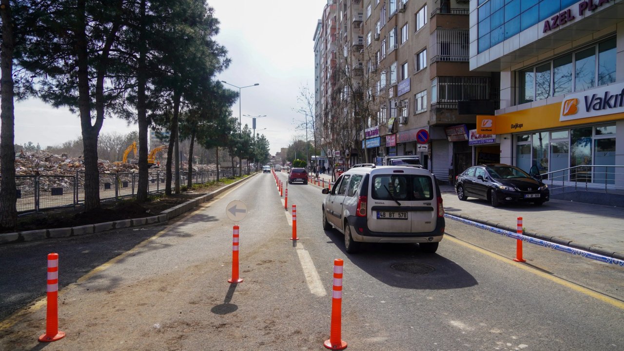 Diyarbakır’da cadde ve sokaklar delik deşik: Vatandaş tepkili