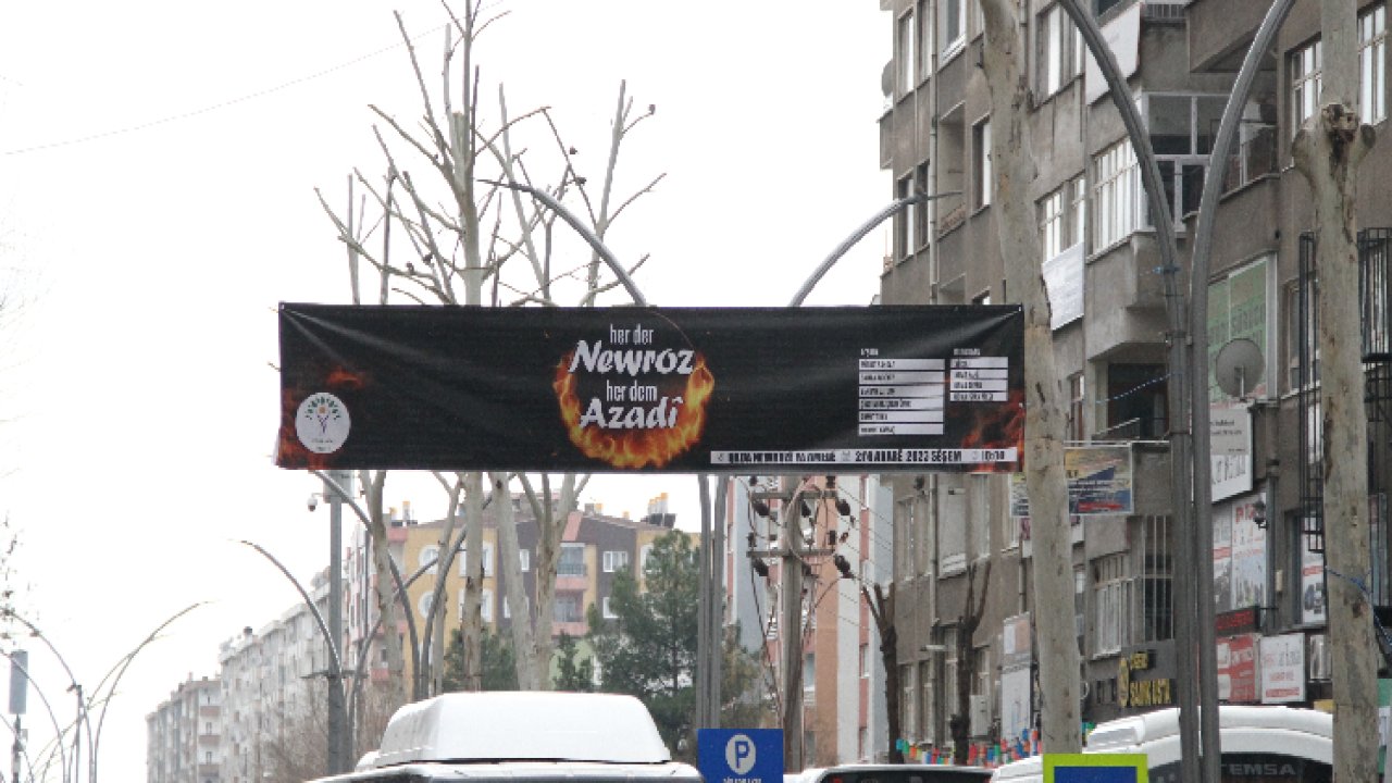 Diyarbakır cadde ve sokaklarına Nevroz pankartları asıldı