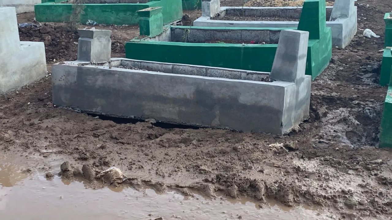 Diyarbakır’da yağmur sonrası depremzedelerin mezarları çöktü!