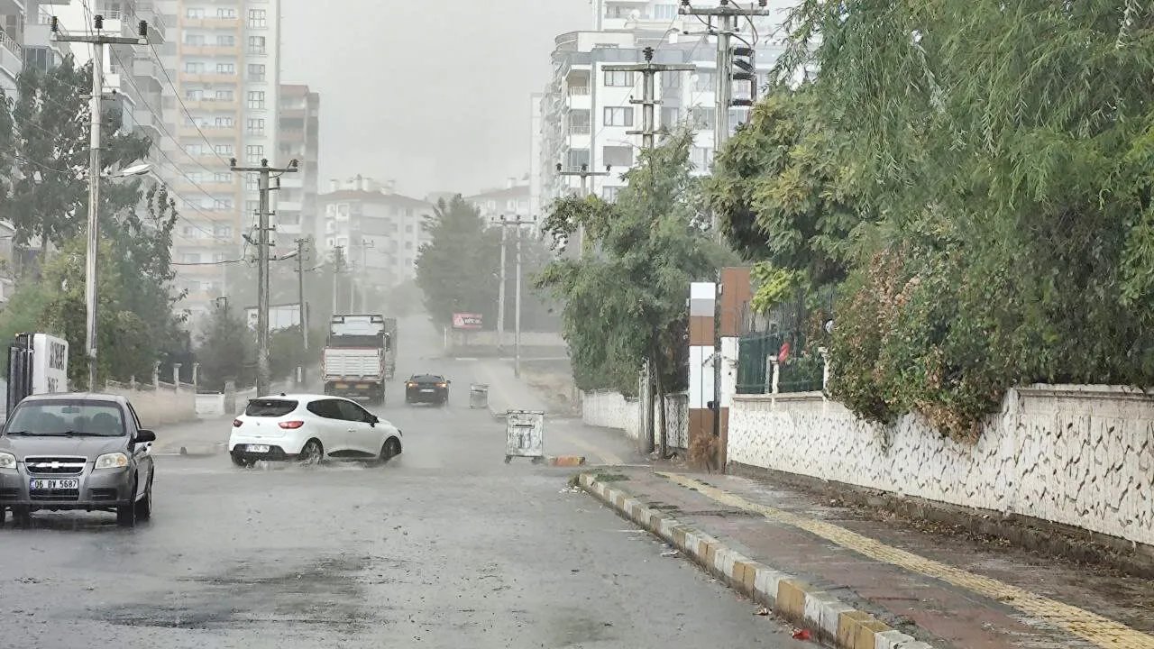 Diyarbakır’da sabah saatlerinde kısa süreli yağış etkisini gösterdi