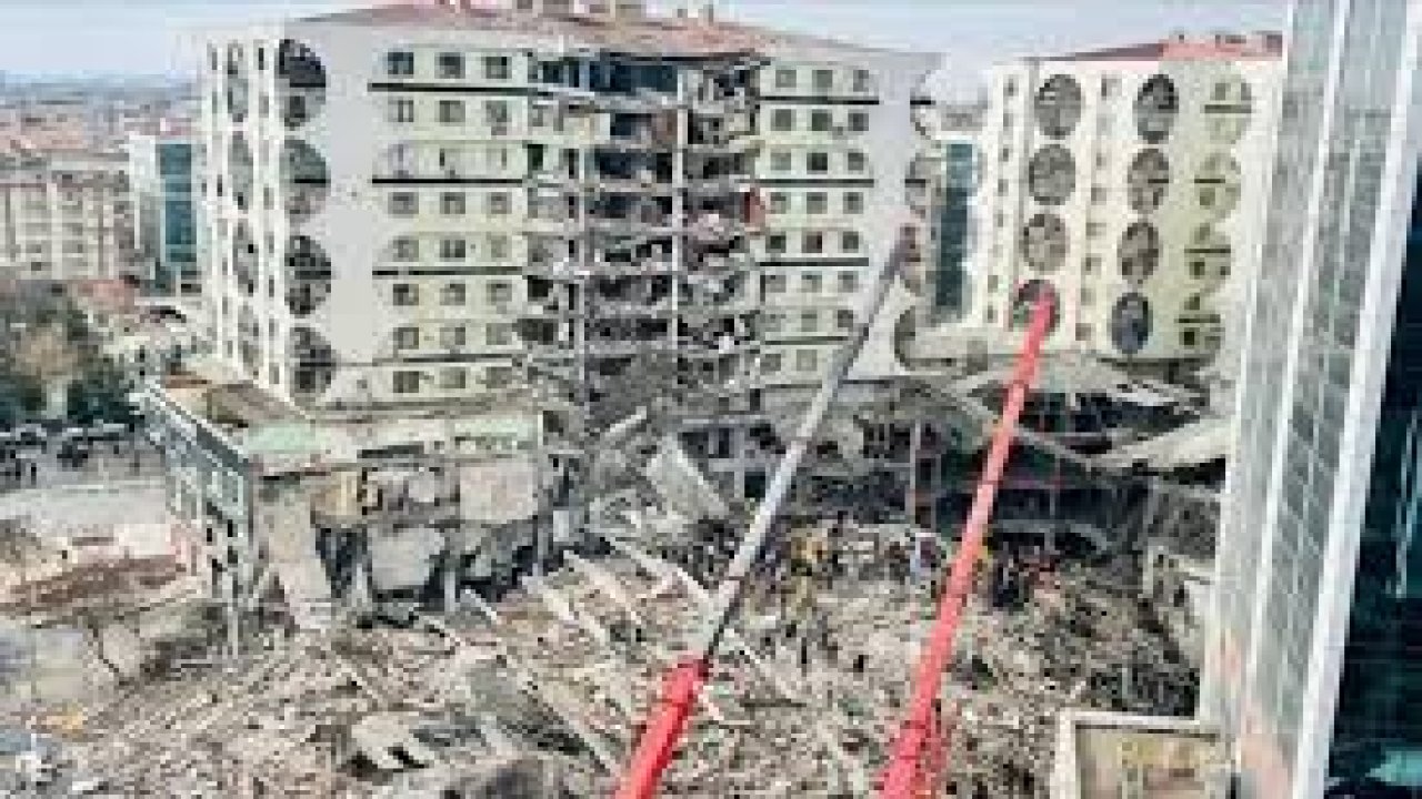 Yıkılan Galeria sitesi önündeki yolun tek şeridi trafiğe açıldı
