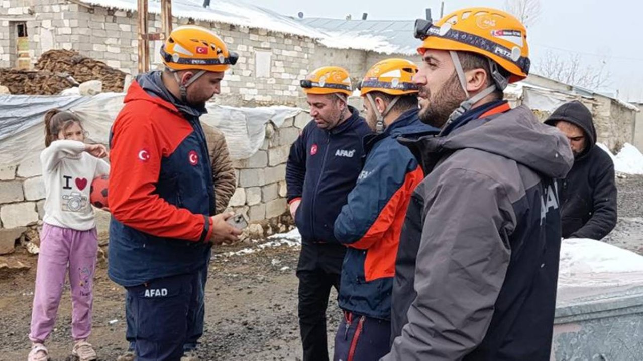 Van’da deprem: Ahırın duvarı yıkıldı, bir kişi balkondan atladı
