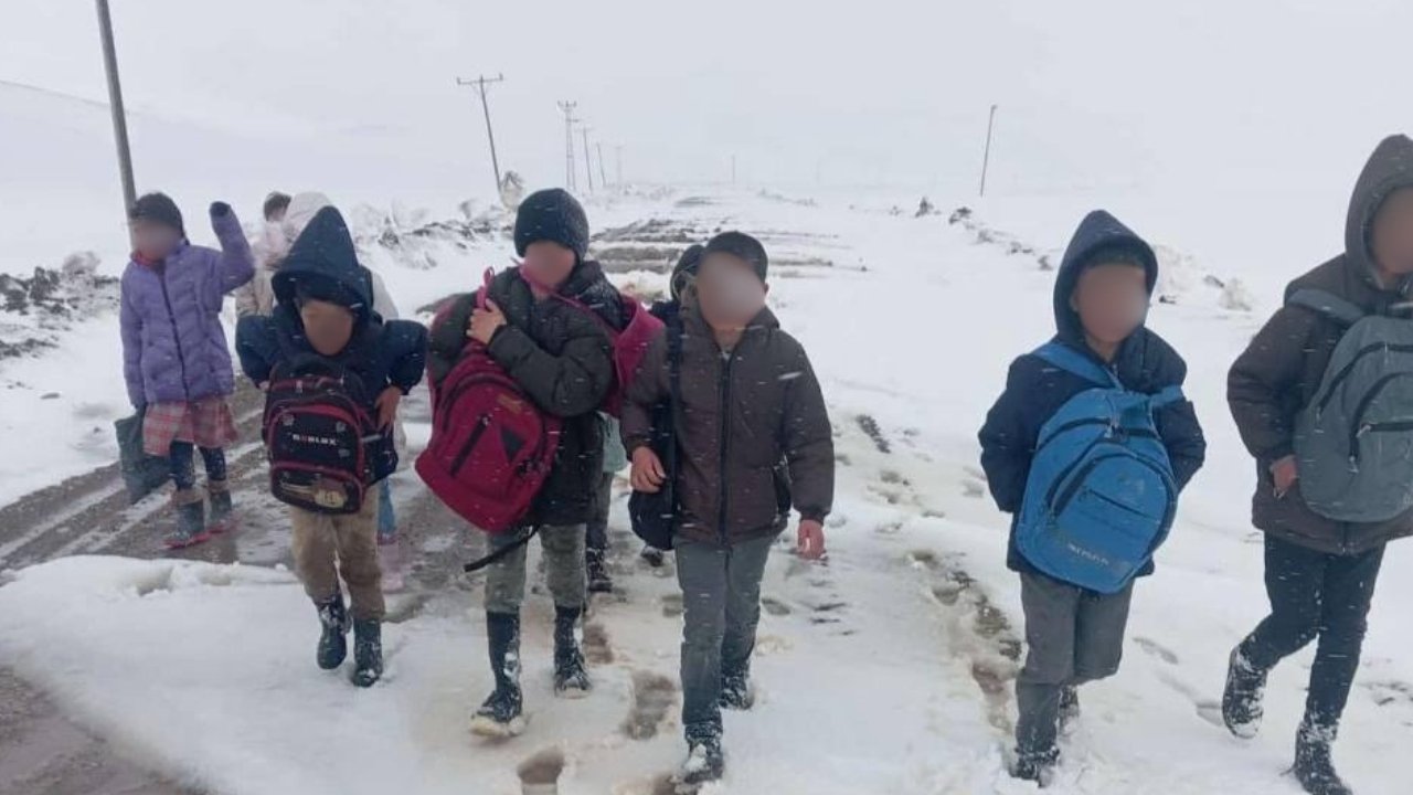 Bitlis’te servis çilesi: Çocuklar 8 kilometre yürüyor
