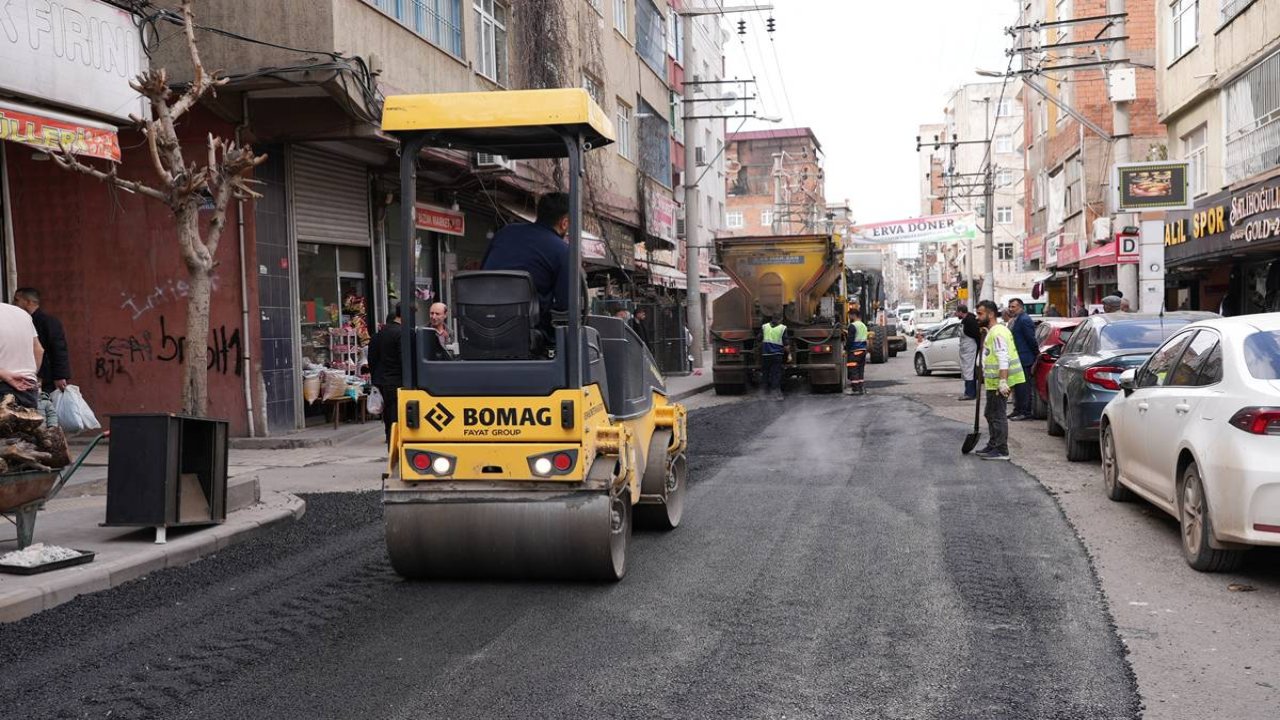 Diyarbakır’da yollar onarılıyor: 3 bin ton sıcak asfalt kullanıldı