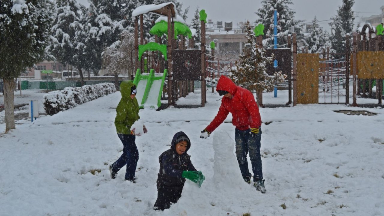 DERSİM'DE KAR YAĞIŞI NEDENİYLE OKULLAR TATİL EDİLDİ