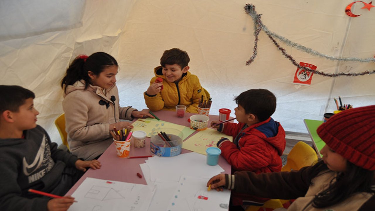 Çadır kentte çocuklar kurslar ile stres atıyor