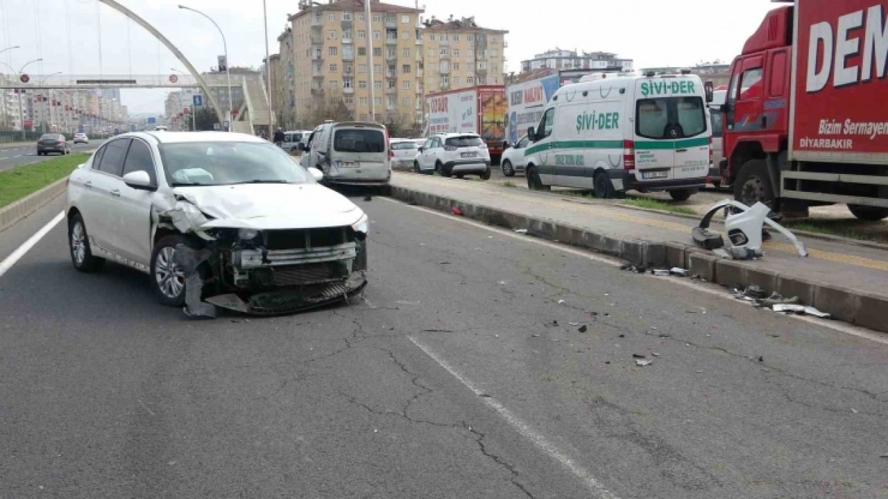İki araç çarpıştı, sürücüler burunları bile kanamadı
