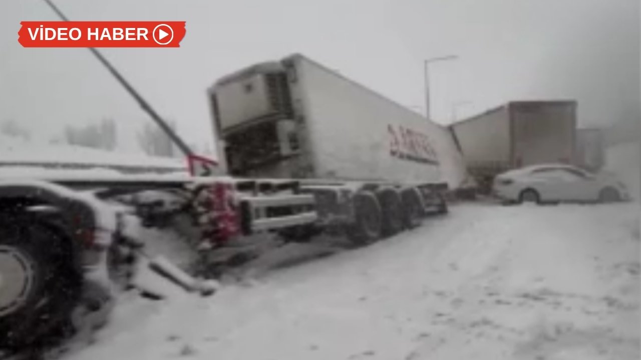 Bitlis'te 4 tır ve 2 otomobil çarpıştı: Yol kapandı