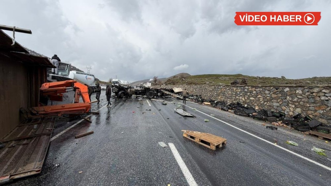 Bitlis’te iş makinesi ile sebze yüklü tır çarpıştı