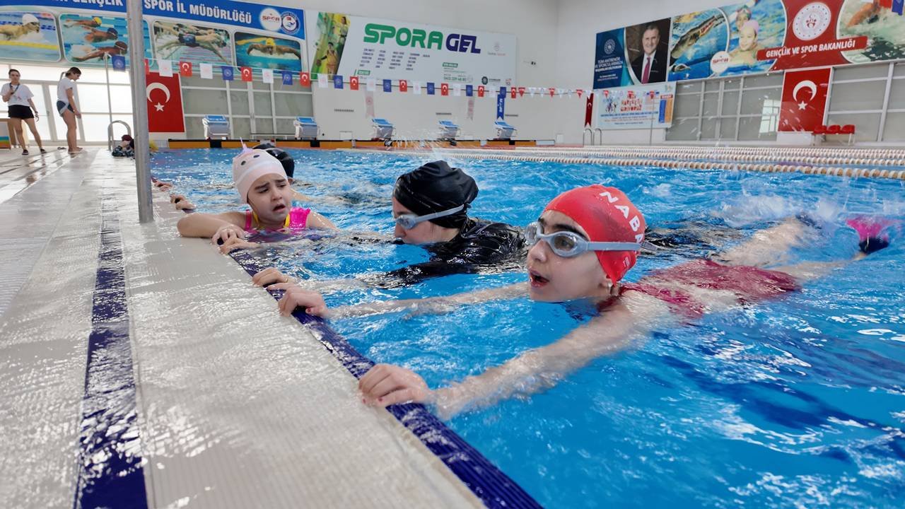 Diyarbakır’da anneler ilk kez çocuklarıyla birlikte yüzme öğreniyor