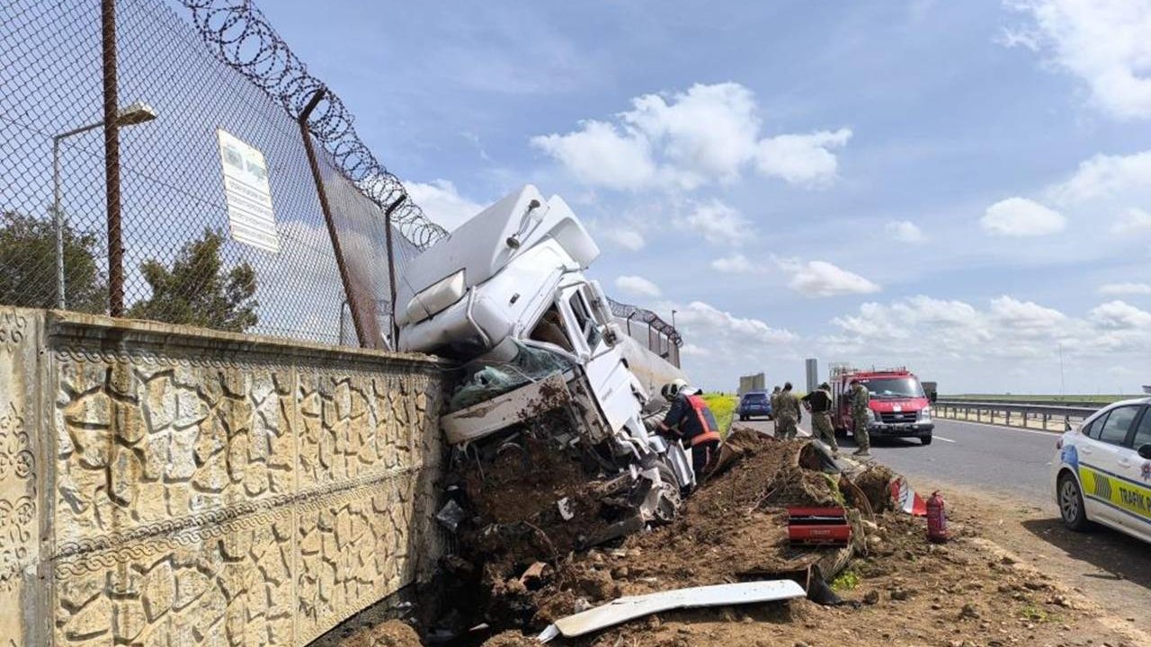 Mardin’de yakıt tankeri karakol duvara çarptı