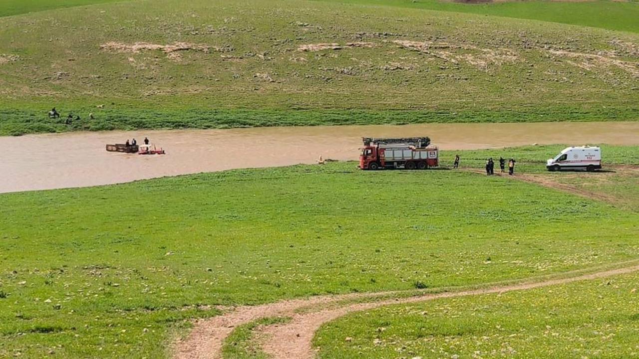 Şanlıurfa’da dere taştı: 3 kişi traktörde mahsur kaldı