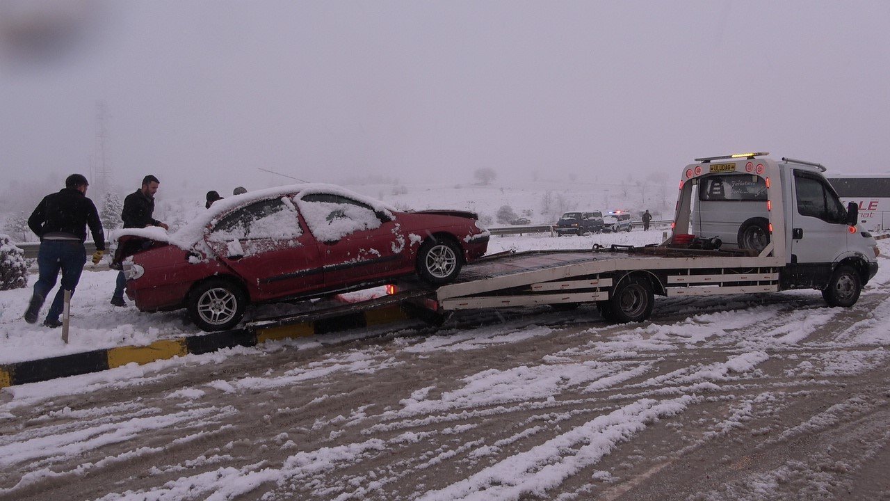 Kar ve sis faciaya yol açtı: 10 araç birbirine girdi