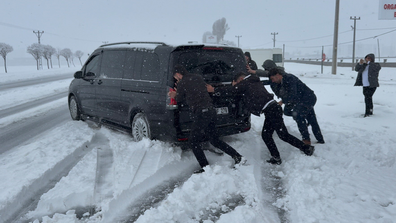 Bitlis Nisan ayında şehir beyaza büründü