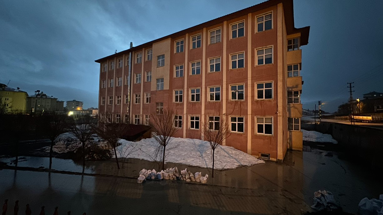 Hakkari’de bir okul sular içinde kaldı
