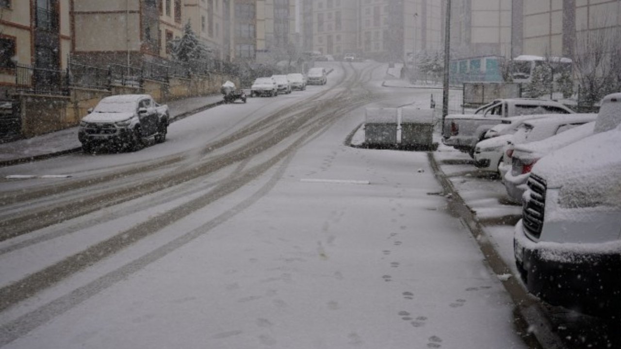 Şırnak’ta kar yağışı: Yollar kapandı