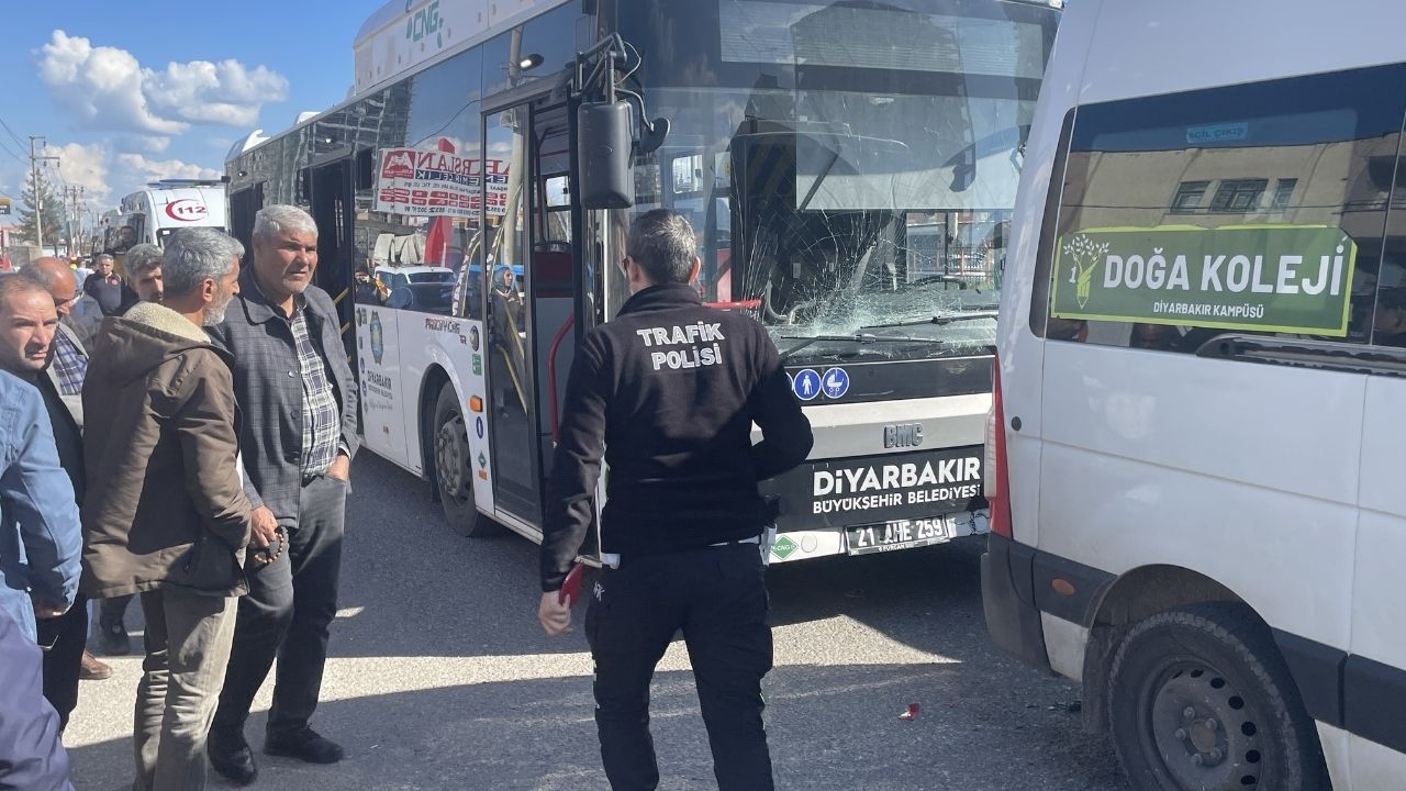 Diyarbakır’da otobüs ile servis çarpışt: Yaralılar var