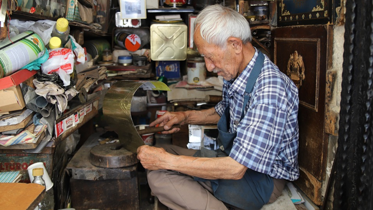 Tenekeye adanmış bir ömür