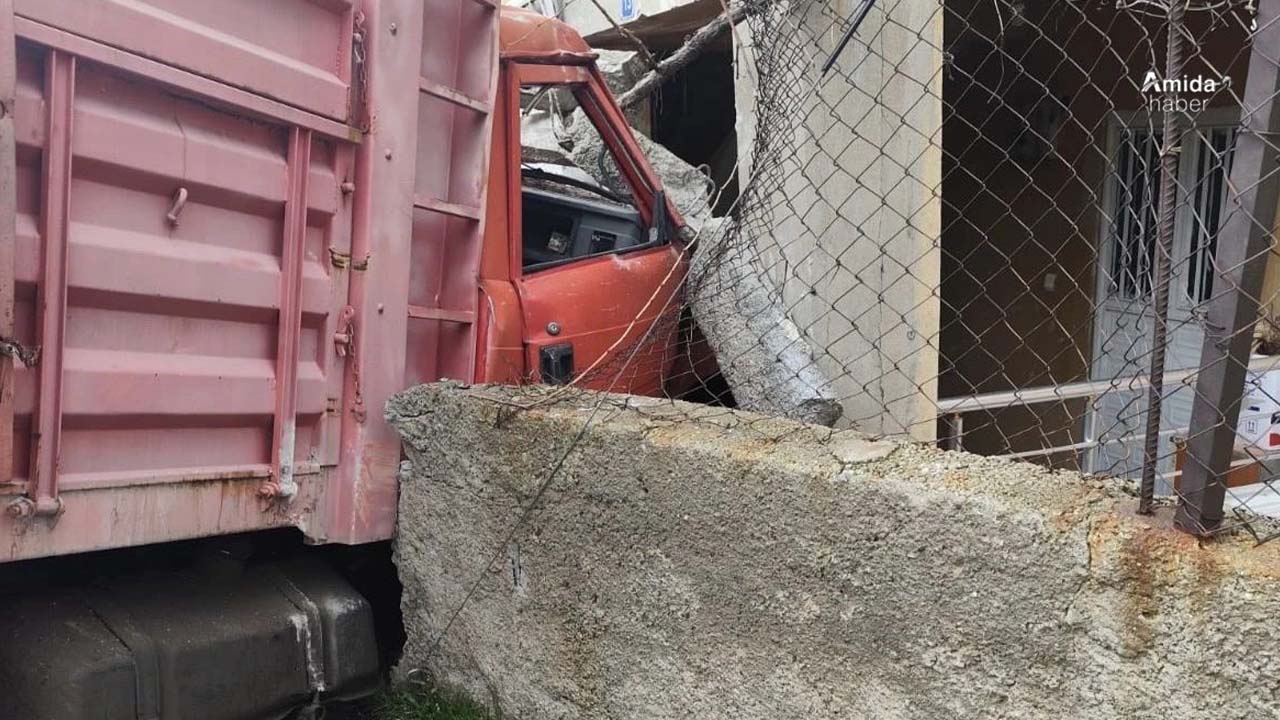 Siirt’te yük kamyonu duvarı aşıp eve daldı