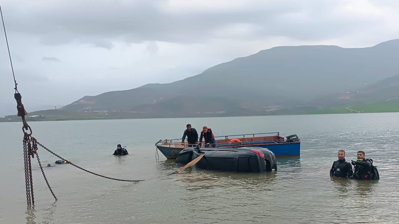 Siirt'te otomobil Botan Çayı'na düştü