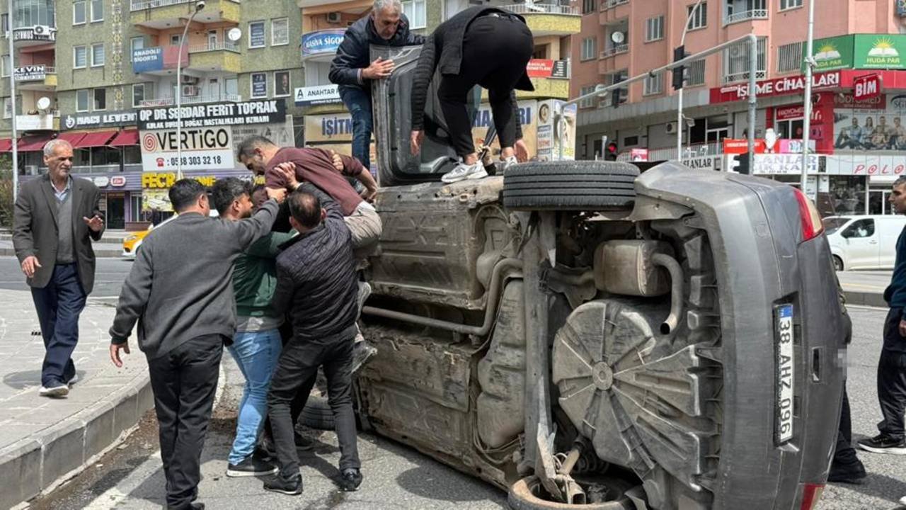 Diyarbakır’da otomobil yan yattı