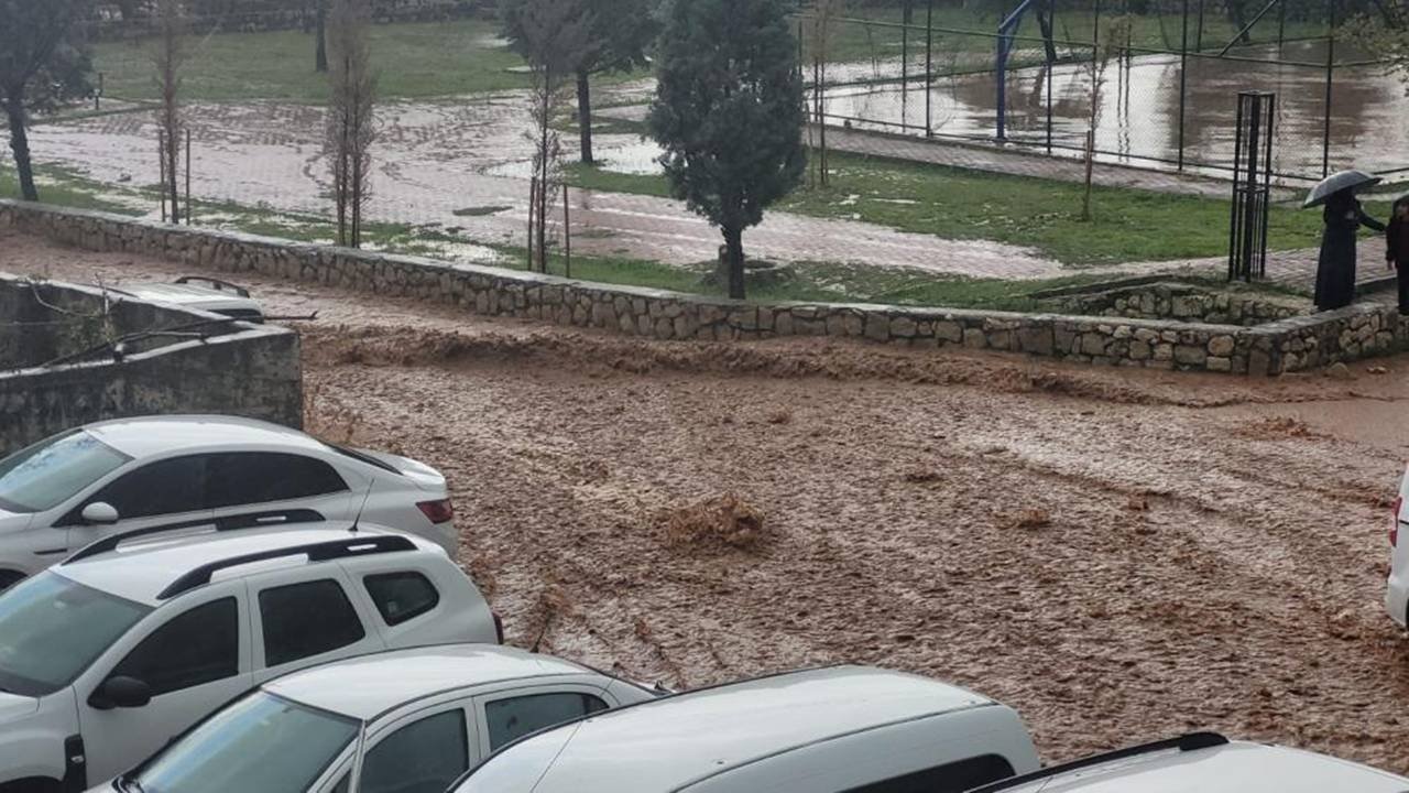 Silvan’da sağanak sele dönüştü