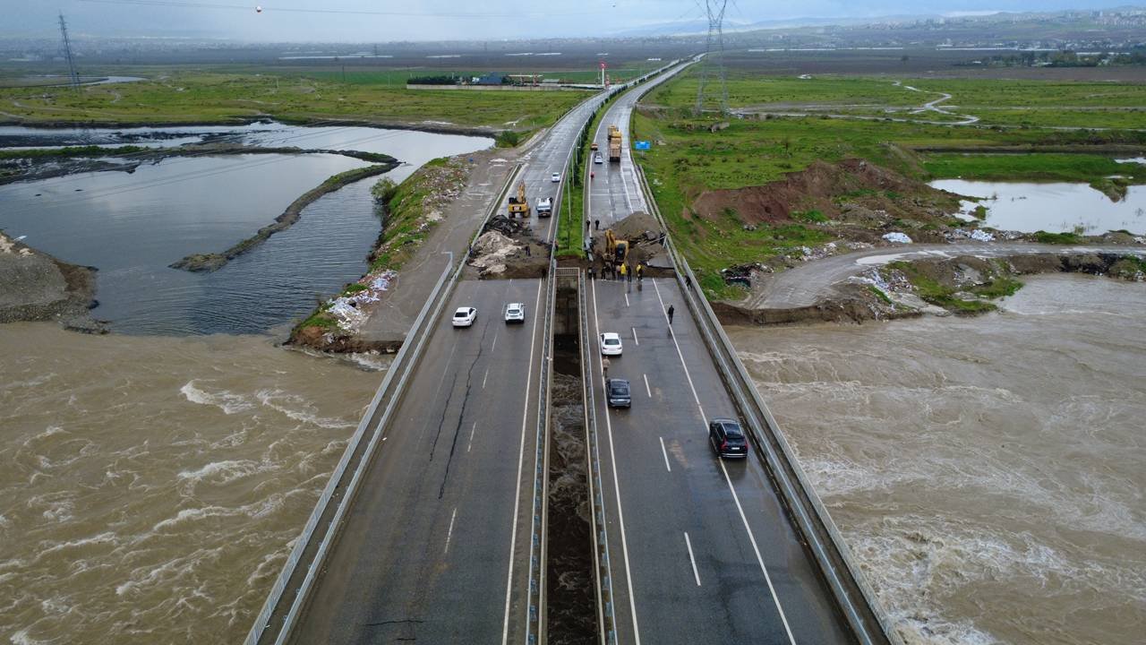 Batman Çayı taştı, köprü bağlantısı çöktü