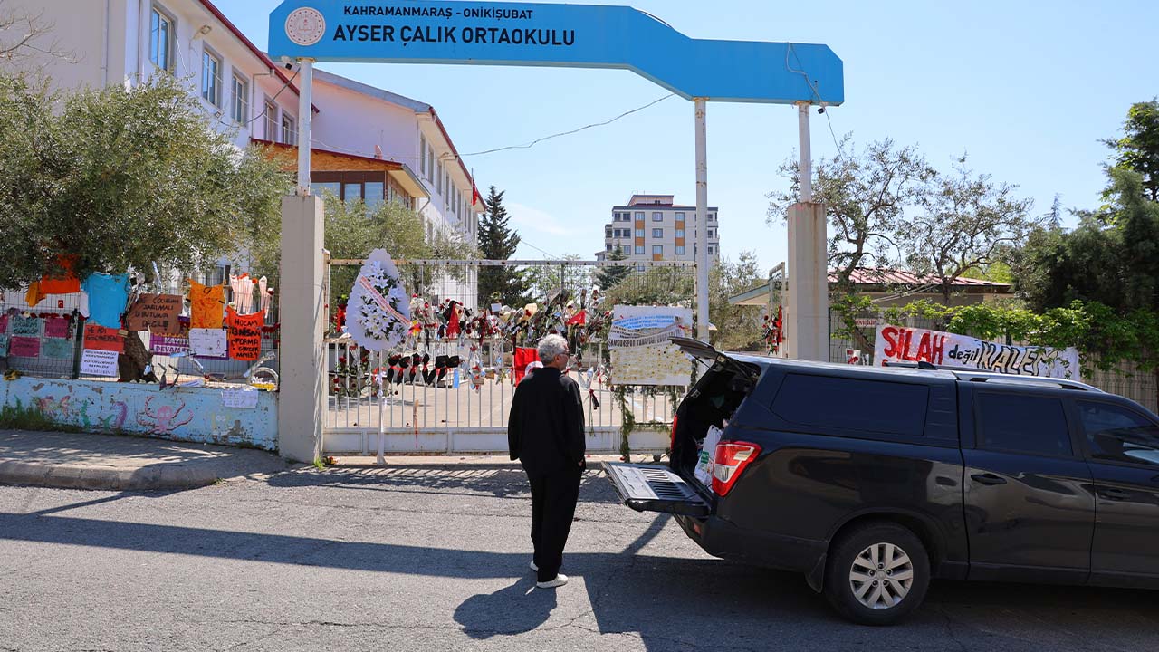 Saldırıya uğrayan okul: Veliler çocuklarının eşyalarını alıyor