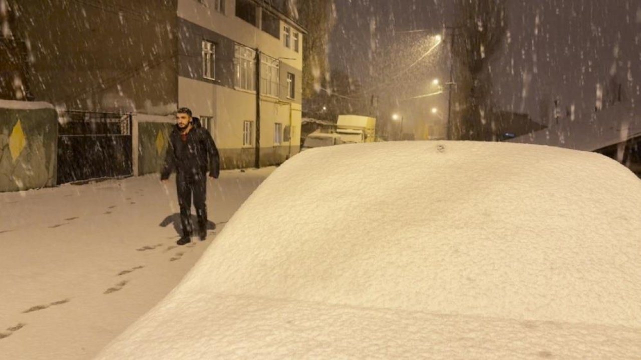 Kars’ta Nisan ayında kar yağışı
