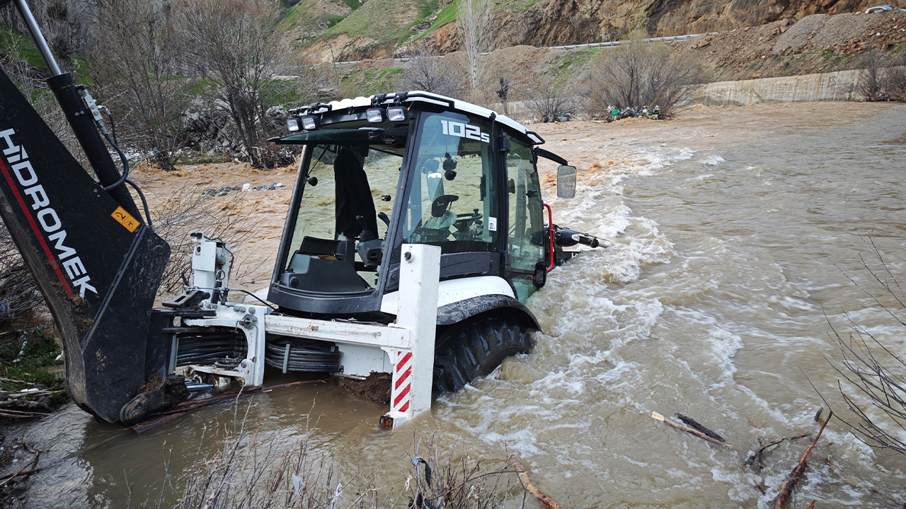 Bitlis’te dereye kapılan kepçe kurtarıldı