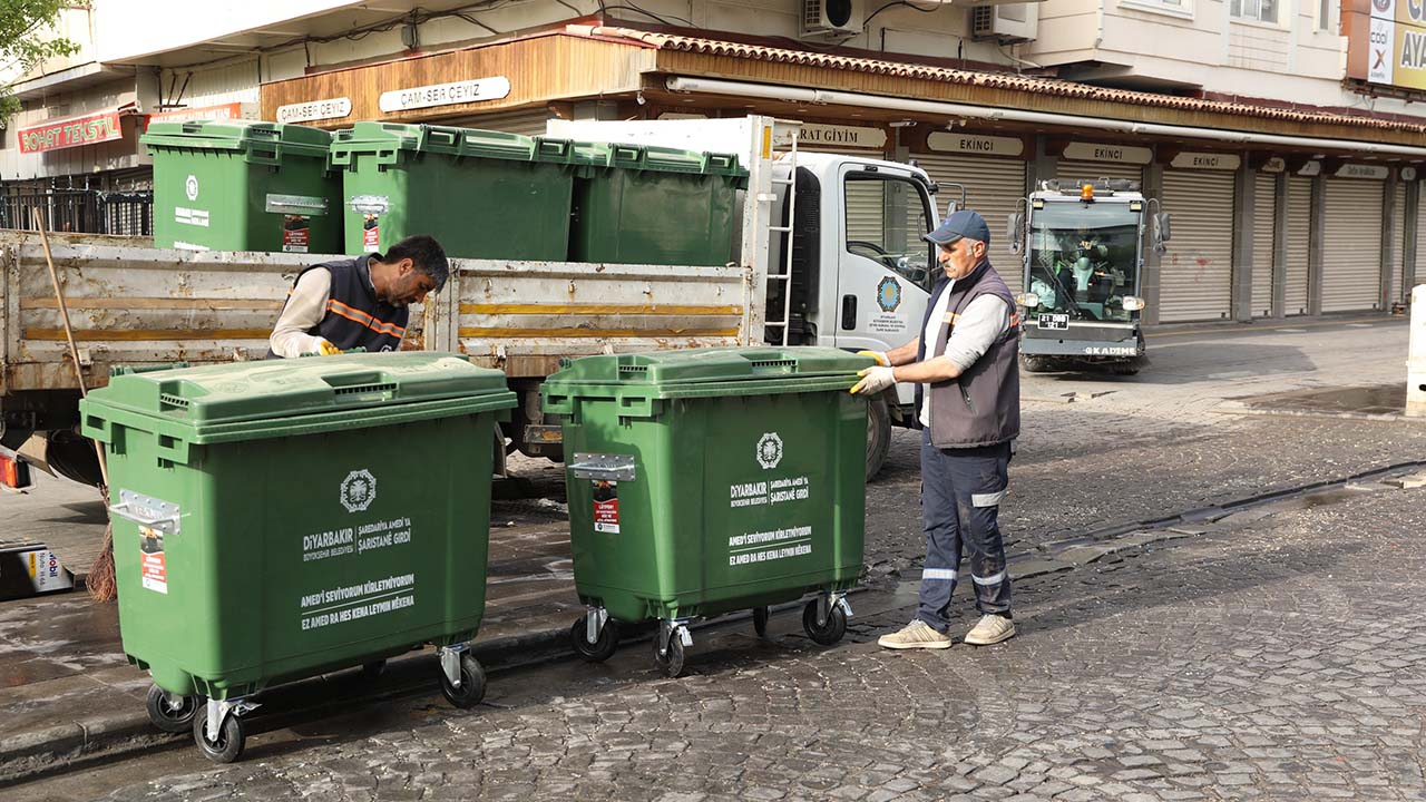 Diyarbakır’da yeni nesil çöp konteynerleri alanlara yerleştiriliyor