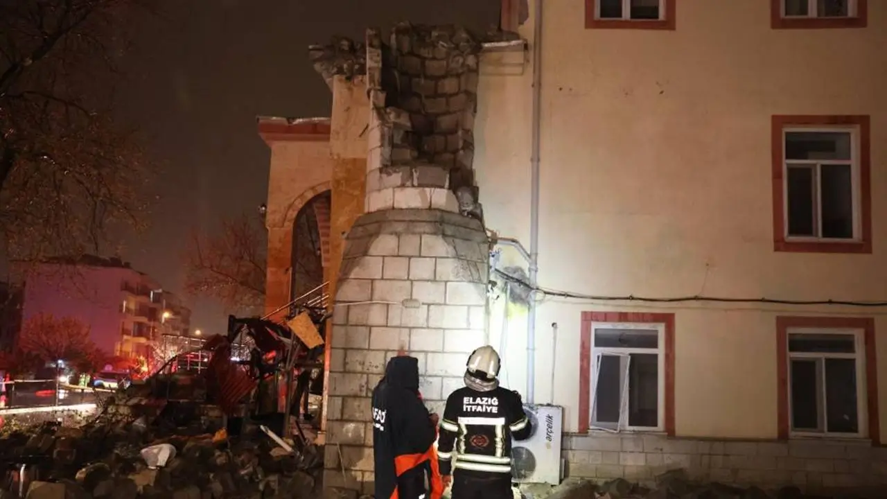 Yıldırım çarpan caminin minaresi yıkıldı