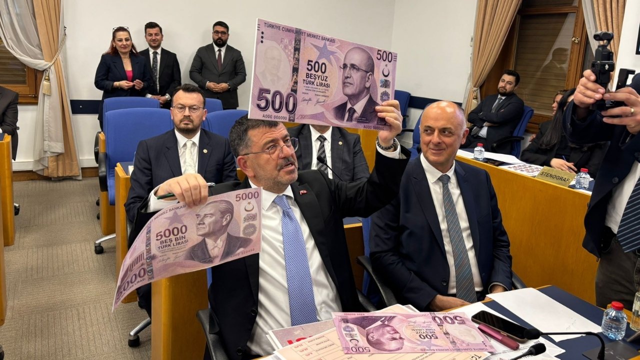 Veli Ağbaba TL’nin değer kaybına banknot bastırdı