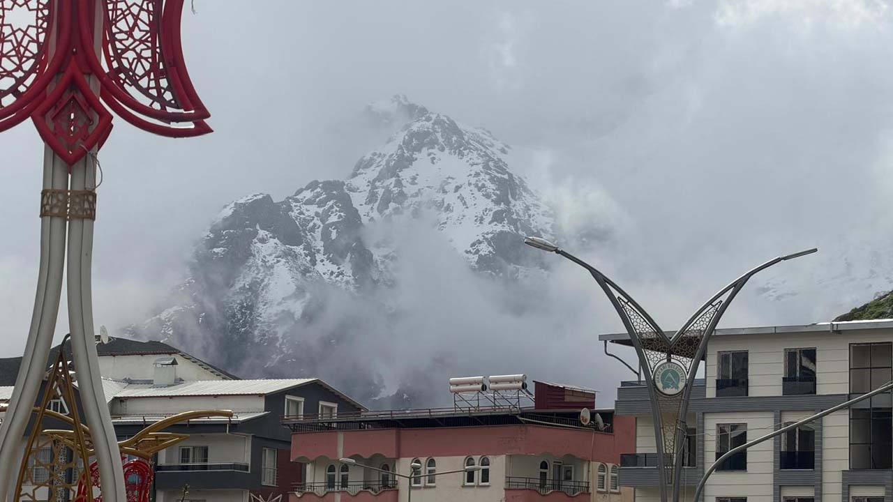 Hakkari’de Mayıs ortasında kar yağışı