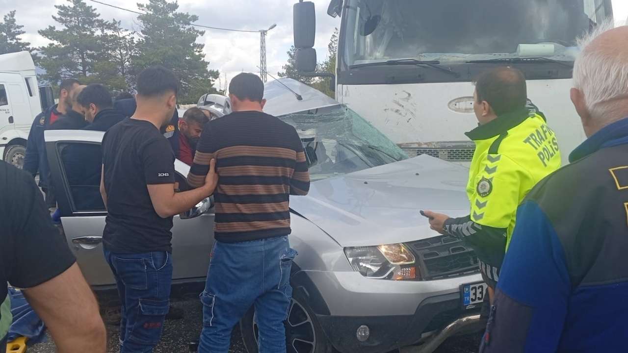 Adıyaman'da tırla çarpışan otomobilin sürücüsü yaşamını yitirdi