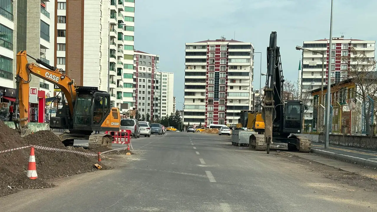 Diyarbakır’da önce asfalt sonra kazı!