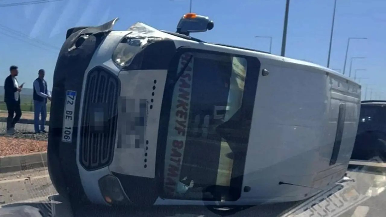 Yolcu minibüsü ile otomobil çarpıştı: 5 yaralı