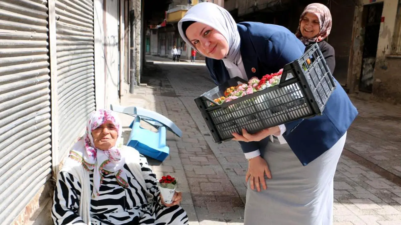 Kadın Muhtar, Anneler Günü’nde Çiçeklerle Gönülleri Fethetti