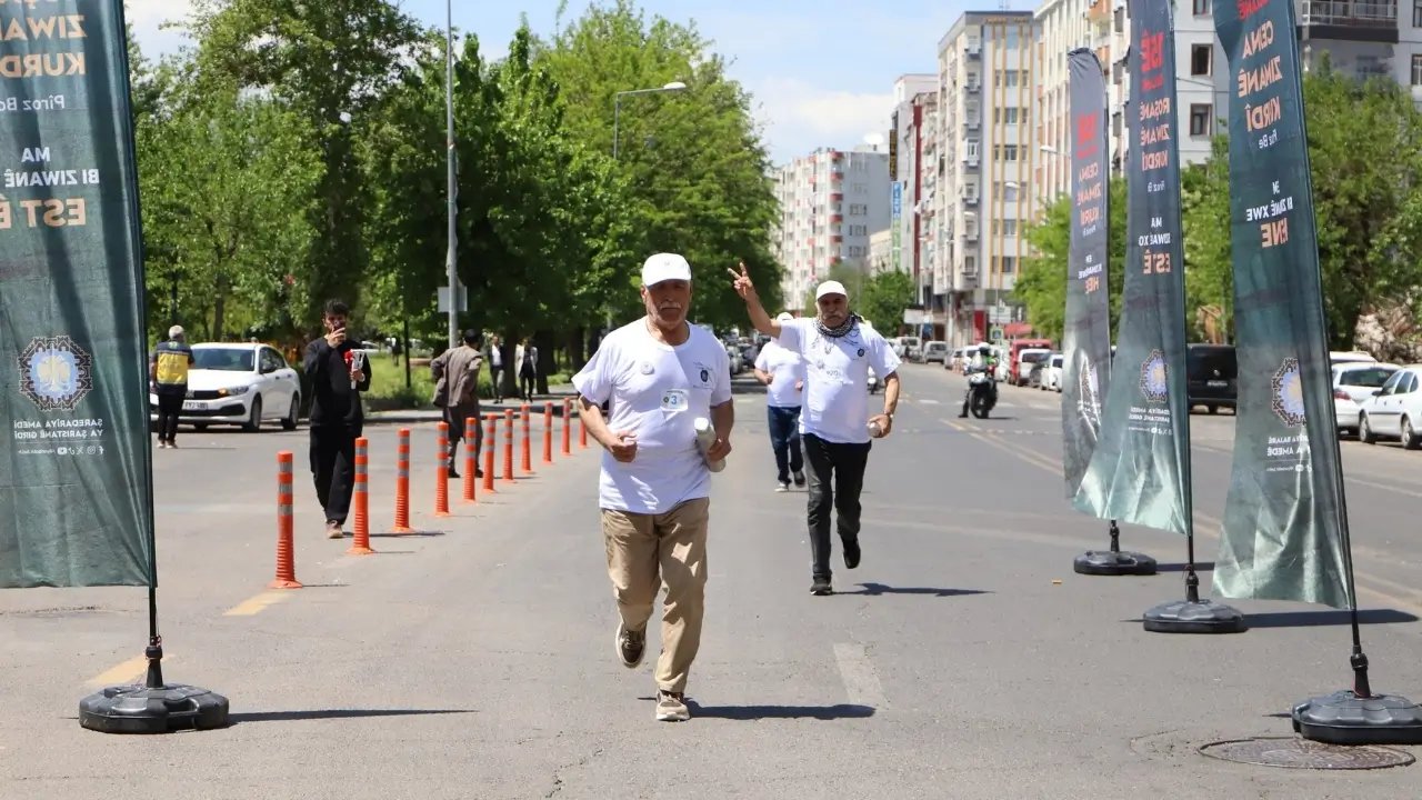 Diyarbakır: Kürtçenin korunması için koştular